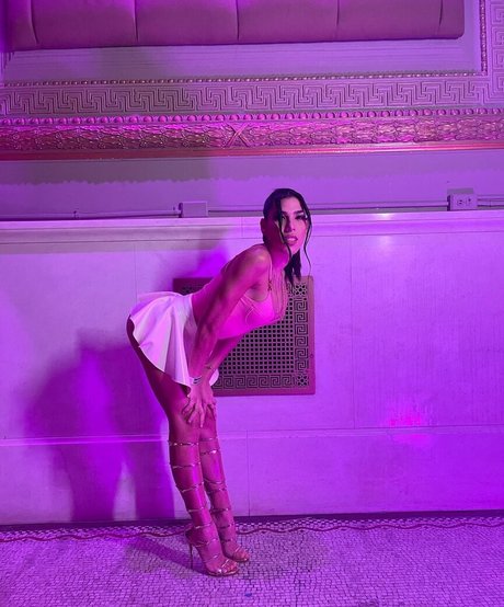 izzy svmmer 裸のモデル 写真