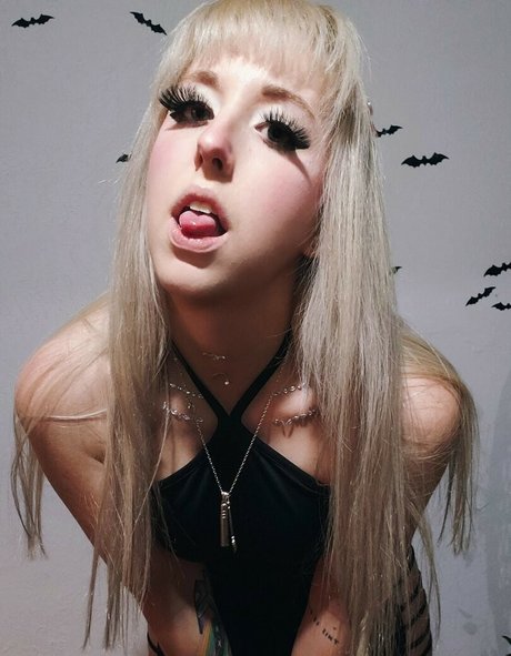 Moon IRL ポルノスター 画像