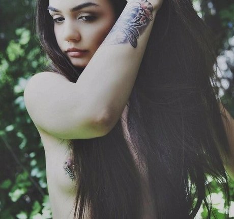 Raven Felix スター 裸 写真