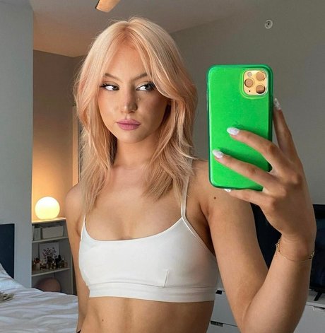 Riley Hutbatka 美しいスター 写真