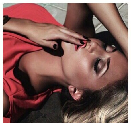 Cassie Scerbo ポルノスター ヌード 写真