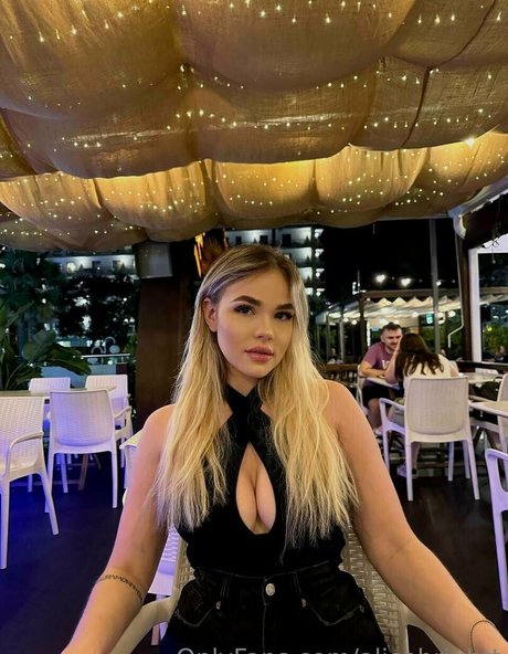 alicebrightt モデル 写真