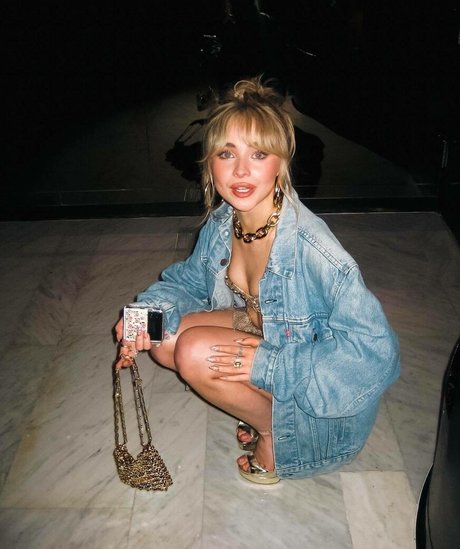 Sabrina Carpenter ホット女優 写真
