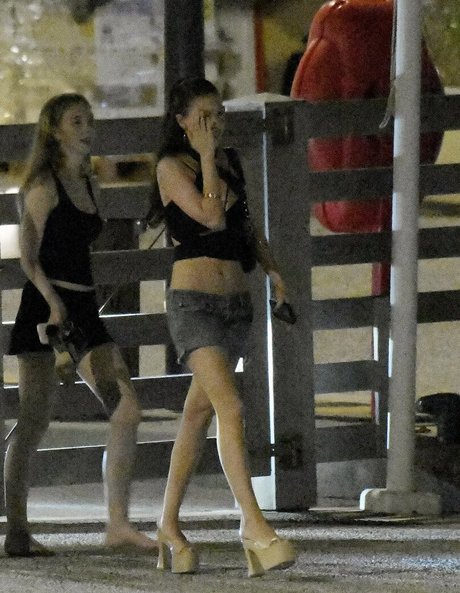 Nicola Peltz ポルノスター アート 画像