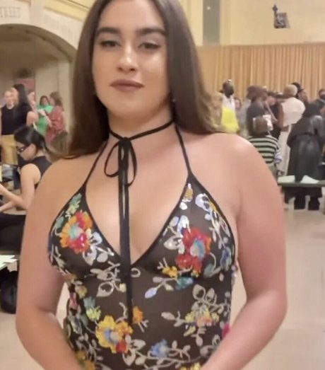 毛深い熟女オンリーファンズ 美しい裸 写真