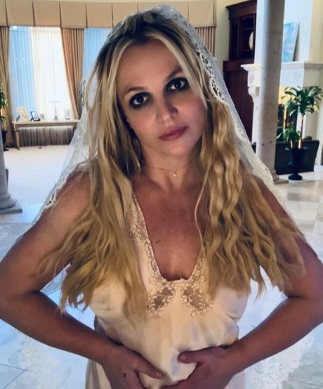 ニューハーフが女の子とセックスするオンリーファンズ アダルト 写真