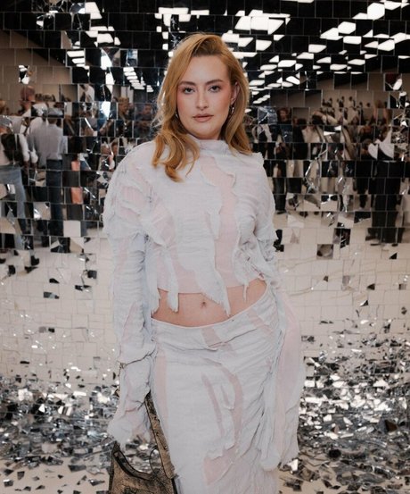Amelia Dimoldenberg 美しい女優 写真