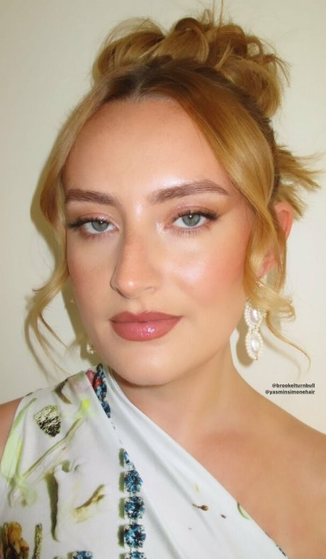 Amelia Dimoldenberg エロティックモデル 画像