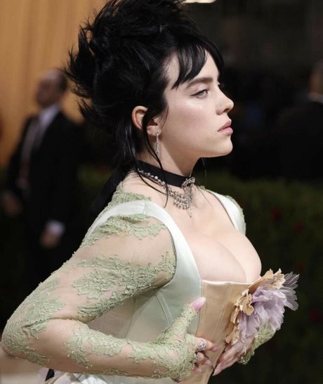 Billie Eilish ポルノ女優 画像
