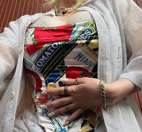 Billie Eilish 完璧なモデル 画像