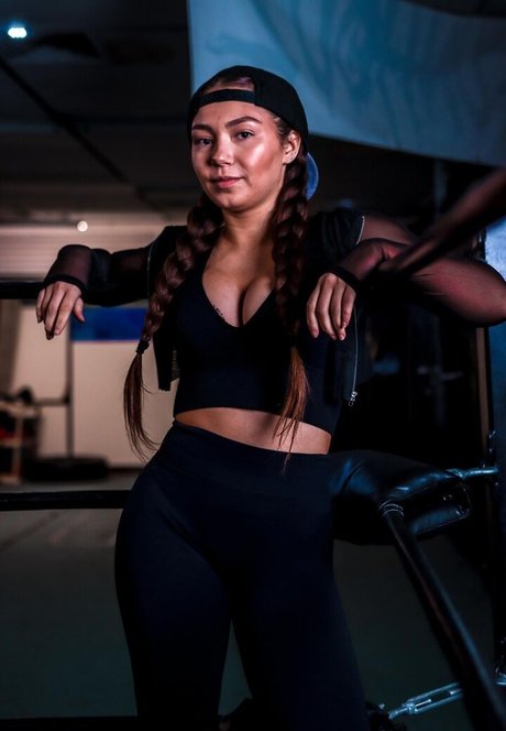 巨尻熟女オンリーファンズ セクシー裸 写真