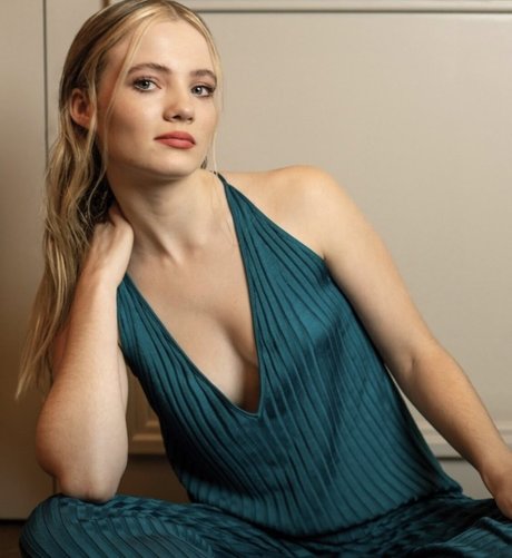 Freya Allan セックスポルノスター 写真