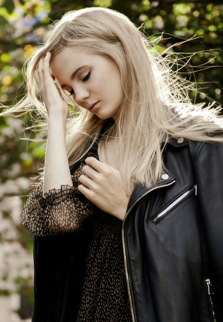 Freya Allan アート女優 写真