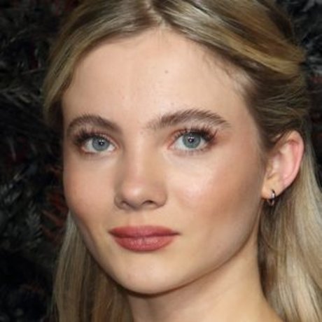 Freya Allan ポルノスター セックス 画像