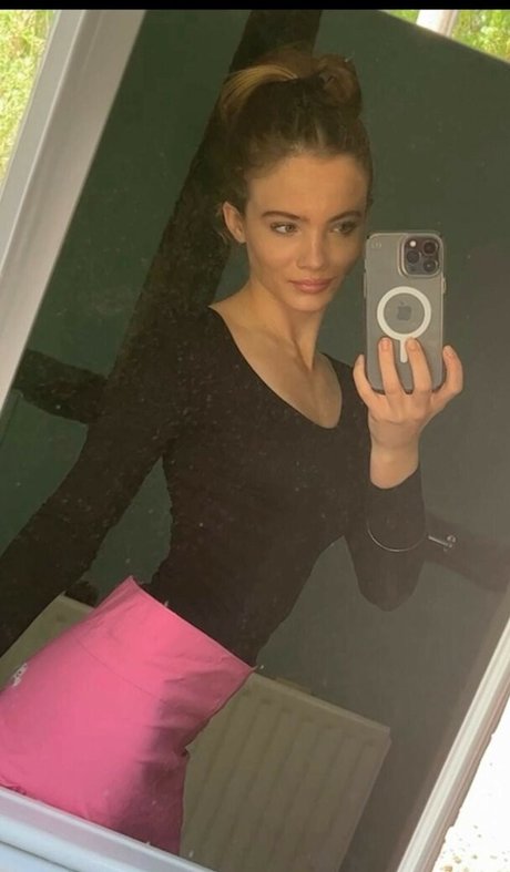 Freya Allan profile image