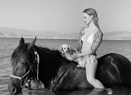 Freya Allan 素敵なモデル 写真