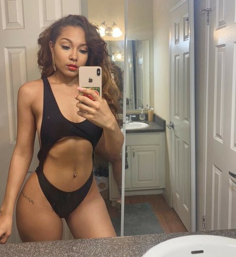 Parker McKenna Posey 完璧なモデル 画像