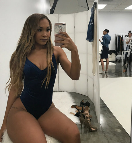 Parker McKenna Posey モデル 写真