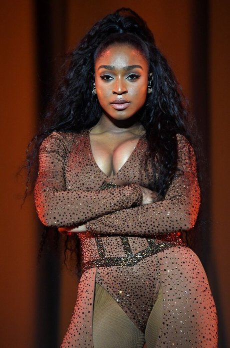 Normani ポルノスター ホット 画像