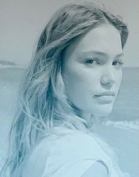 Olivia Holt 独占女優 ギャラリー