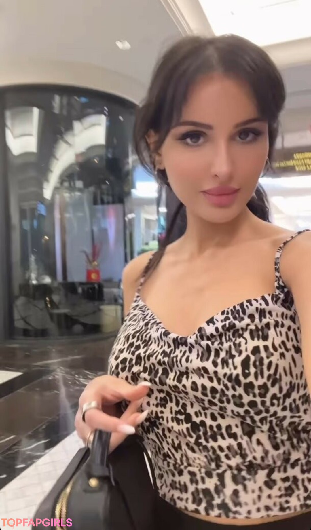 Sssniperwolf ポルノスター 無料 写真