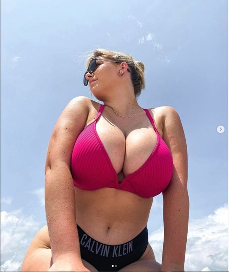 プッシータトゥーOnlyFans セクシー 写真
