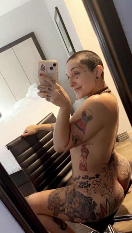 lovelygia 裸のポルノスター 写真