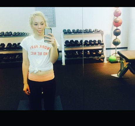 Emily Kinney トップモデル 画像