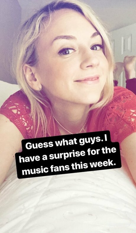 Emily Kinney セックスポルノスター 写真