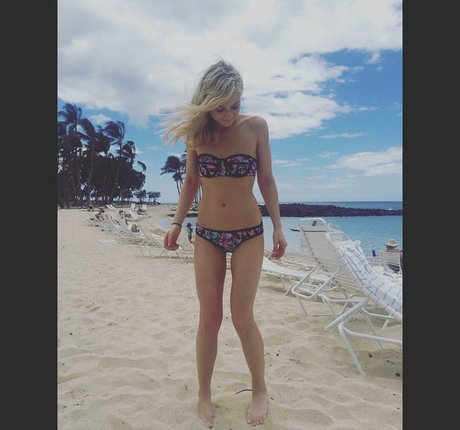 Emily Kinney xxxスター 写真