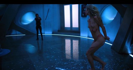 Dichen Lachman 裸のモデル 画像