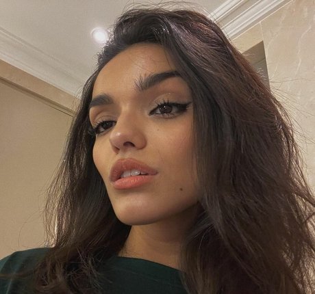 Rachel Zegler アダルトモデル 写真