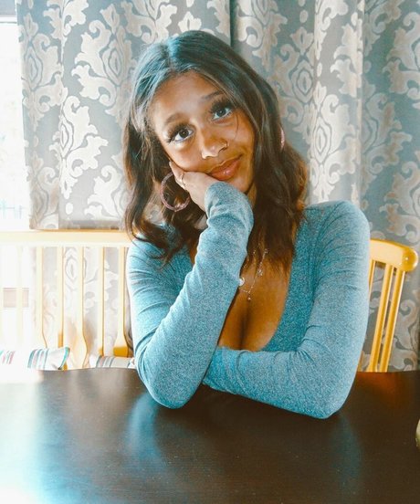 Lyla Troglin 独占スター 画像