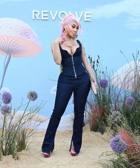 Saweetie ポルノ女優 写真