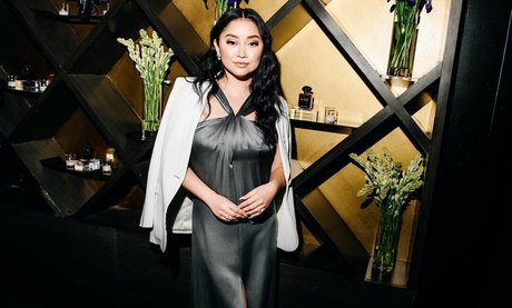 Lana Condor 裸モデル 写真