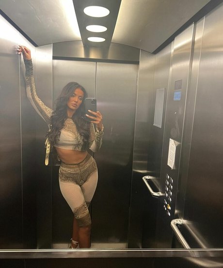 Maya Jama ポルノモデル 画像