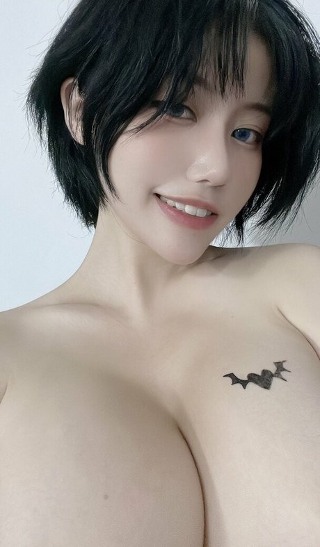 Ain Nguyen ヌードスター 写真