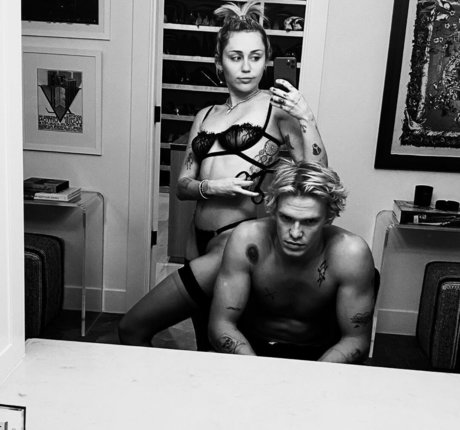 Miley Cyrus xxxスター 写真