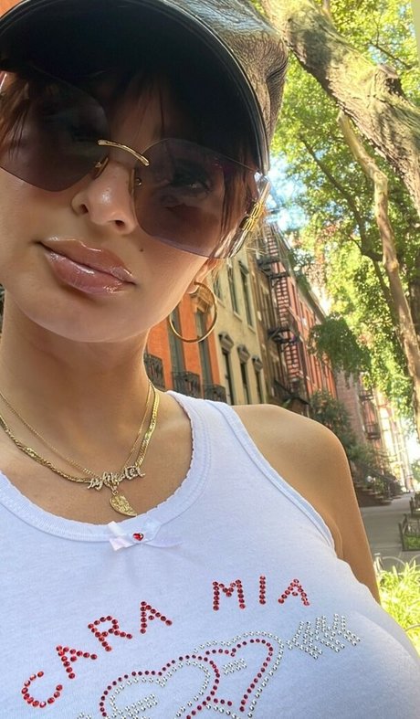 Emily Ratajkowski 裸のポルノスター 画像