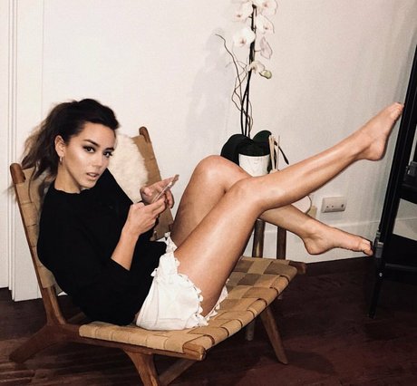 Chloe Bennet エロティックなポルノスター 写真