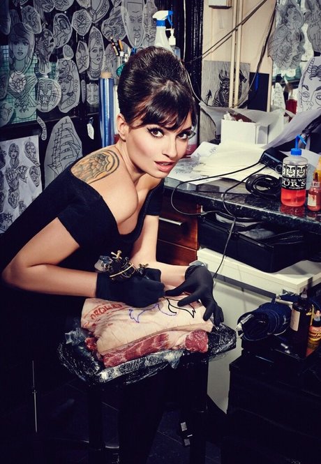 Gizzi Erskine ヌードモデル 画像