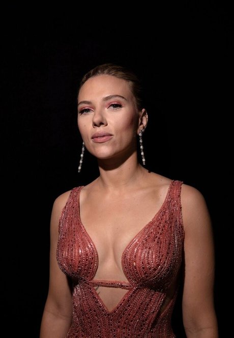 Scarlett Johansson アダルトモデル 画像