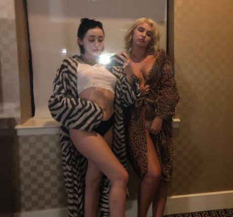 Noah Cyrus 美しいスター 写真