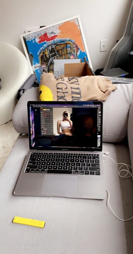 Noah Cyrus ポルノスター 独占 写真