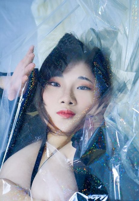 オイルを塗った黒檀のOnlyFans セクシーヌード 写真