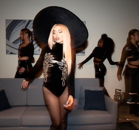 Ava Max セクシー女優 写真