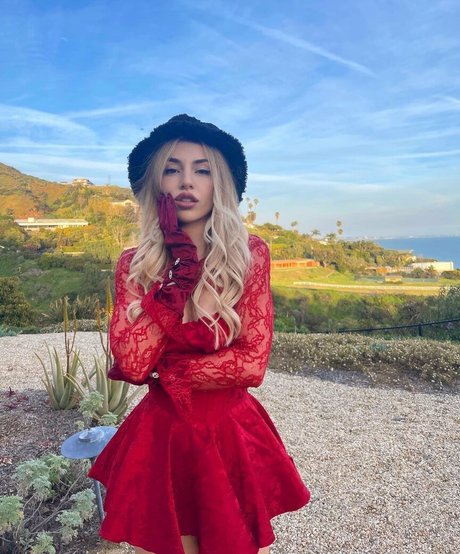 Ava Max 裸の女優 ギャラリー