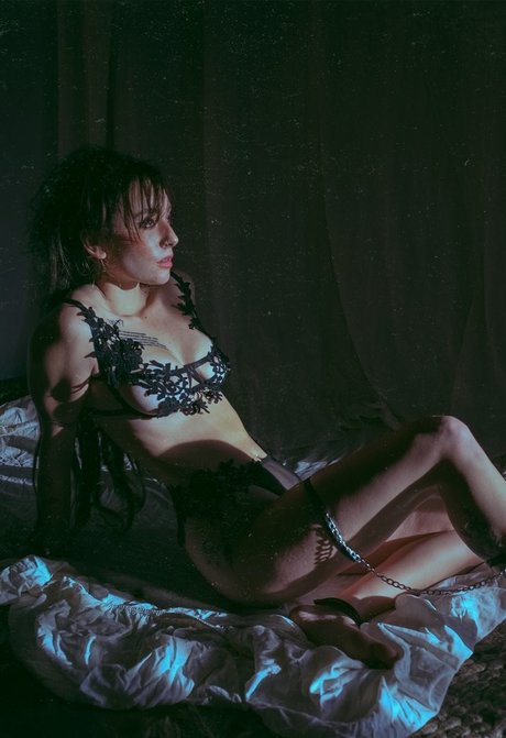 Eliza Grace 裸の女優 画像