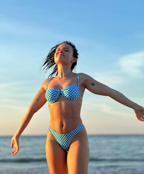 Larissa Manoela ホットなポルノスター 写真