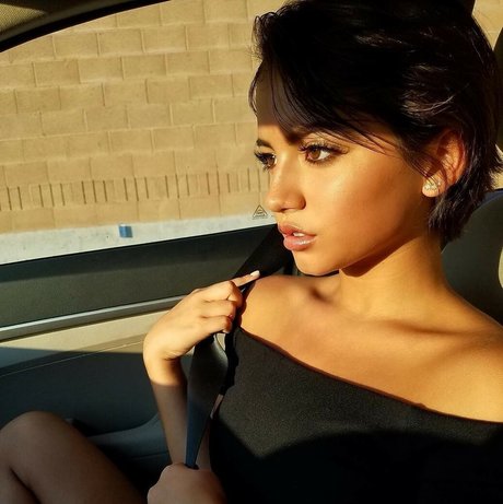 20歳のOnlyFans セクシー 写真